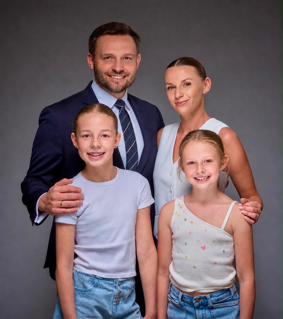 Karol Gnat z rodziną — Kasia, Zosia i Hania